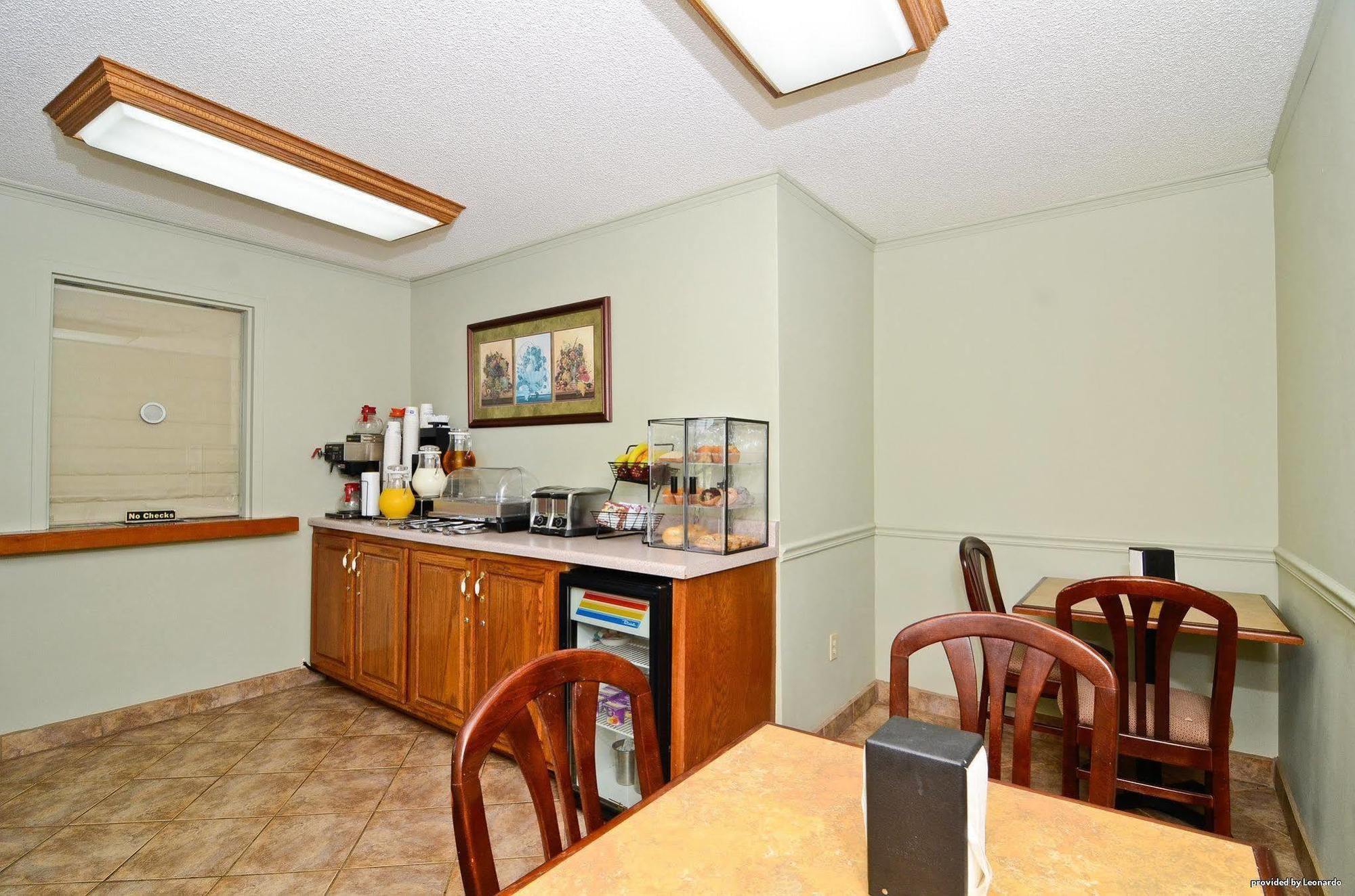 Econo Lodge Ripley Restaurant photo